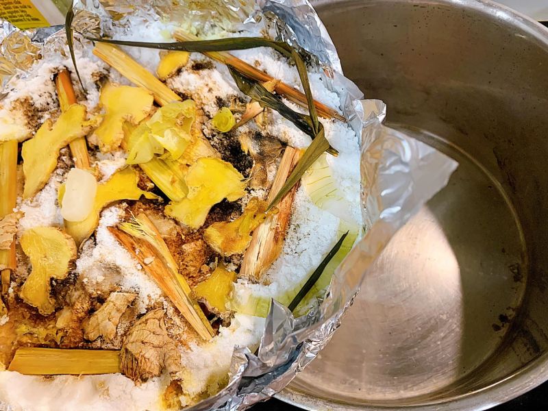 KITCHEN COOKING ALUMINUM FOIL: THE ARTIST OF THE KITCHEN