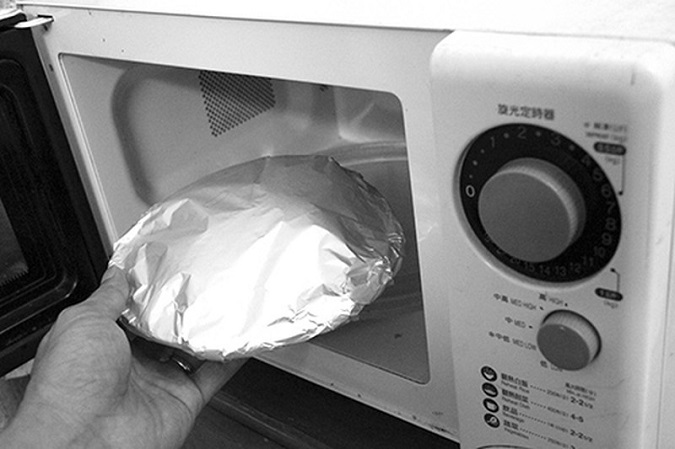 CAN ALUMINUM FOIL TRAYS BE SAFELY USED IN MICROWAVE OVENS?